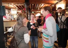 Femke Jurriens (midden) met Mariken de Bruijn, communicatiemedewerker van Skal Biocontrole (rechts).