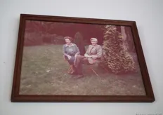 Ook de historie komt duidelijk terug op Warmonderhof. In de ontvangsthal hangt deze foto van Mieneke Rosenwald en Klaas de Boer, de grondleggers van Warmonderhof.