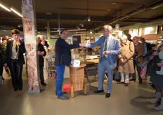 Wethouder Leendert de Lange feliciteert Mathijs met de opening van de winkel.