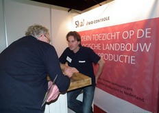 Erik Zandink, certificatiemedewerker van Skal, geeft toelichting op de werkwijze van de controle-organisatie.