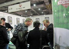 Rechts Coen van Santen (Scheria) in gesprek met Herman en Marianne van Assen van biologische schapenmelkerij De Vreugdehoeve.