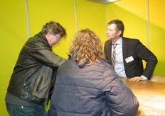 Robert Fakkert (rechts) in de stand van Fakkert Biologische Voeders.