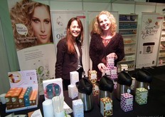 Constance van Haasen en Jolanda Leeman vertelden bezoekers meer over de Pukka thee, nieuw in het assortiment van Frenchtop Natural Care Products. Zij hebben sinds het afgelopen jaar ook het verzorgingsmerk Harmonie overgenomen. Deze lijn wordt voorzien van een nieuwe 'look en feel'.