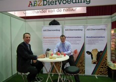 "Izak van Engelen en Bart Grosfeld van ABZ Diervoeding vertelden geïnteresseerden alles over pluimvee-, varkens- en rundveevoeders. Izak: "Vooral de vraag naar kippenvoeders is groeiende."
