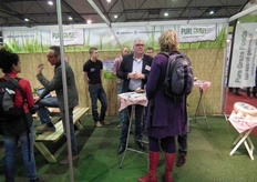 Peter Takens van Pure Graze in gesprek. Rechts ligt de 'Gra(a)skaas van de koe die boe zegt tegen antibiotica'.