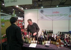"Johan Kunst vertelt een bezoeker alles over de biologische en biologisch-dynamische wijnen uit het assortiment van VinBio. "Het merendeel van ons aanbod bestaat inmiddels uit BD-wijnen." De bezoeker reageerde enthousiast op de wijn die hij te proeven kreeg: "Zo hoort wijn te zijn."
