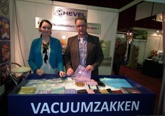 "Julia Schaap en Henk Harkink van Hevel Vacuumzakken. Henk: "Wij proberen met minder dikke folie dezelfde resultaten te behalen. Hierdoor kunnen we besparen op plastic. De verpakking moet immers wel een lucht- en waterdampbarrière hebben."