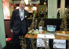 "Hendrik Rietman van BioBred/SoyShadow omschrijft zichzelf als een kleine zelfstandige die onderzoek doet naar de mogelijkheden van sojateelt in Nederland. "Ik heb al zo'n 900 verschillende rassen vergeleken. Duidelijk is in ieder geval dat het ene ras beter rendeert op een kleigrond dan op een zandgrond en andersom."