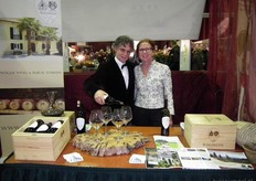 "Huub en Wil Lenders runnen een bed & breakfast in Portugal, genaamd Albergue do Bonjardim. Ze krijgen heel positieve reacties op hun eigen wijnen. Huub: "De productie zou twee keer zo groot kunnen zijn als we conventioneel zouden telen. Onze wijnen drink je niet, maar apprecieer je." Het echtpaar heeft twee nieuwe villatenten laten plaatsen op te midden van de wijnvelden."