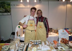 Vegetalia S.L.: Jules Monen en Mark Jory presenteerden op de BioVak de nieuwe vegetarische tempeh gemaakt van kikkererwten.