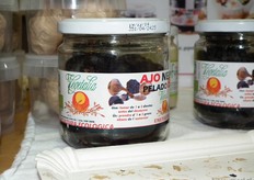 "Ook liet Jules de bezoekers proeven van deze exclusieve zwarte knoflook. "Zwarte knoflook is erg lekker in een salade of kan verwerkt worden in een spread."