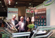 "Gerard Thijssen, Kees van den Broek en Esmer Bekdamirova deelden een stand. Daarin presenteerden ze onder meer de vacuümmachines van Henkelman. "We merkten vorig jaar tijdens de BioVak al dat hier heel veel belangstelling voor was. Hiermee vacumeren we de producten op heel natuurlijke wijze en ze worden daardoor langer houdbaar", aldus Kees. Hobart levert afwasmachines voor de horeca die met 1 liter water al kunnen wassen."