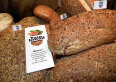 "Hij presenteerde dit biologische Tuinbrood op de BioVak. Bij de bereiding hiervan wordt gebruik gemaakt van sap dat geperst wordt uit bleekselderij, wortel en tomaat. "Dit brood lijkt nu al een waanzinnig succes te worden", aldus Tom."