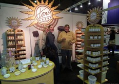 Elise en Ton Schroer van Tons Mosterd en Heerlijkheden waarschuwen de standbezoeker dat er een foto gemaakt wordt.