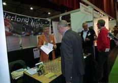 Jan Oude Voshaar toont de wijnbrochure van Wijngaard Wageningse Berg.