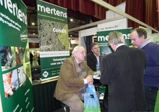 "Sjaak Boswijk van Mertens in gesprek over de totaalmeststof Condit. "Hiermee kun je de bodem opwaarderen naar een hogere waarde. De 2,5 en 5% Condit wordt sinds kort ook toegelaten door Skal."