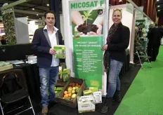 "Microsat NL: Mark en Gerda van der Meer toonden op de BioVak de voordelen van Micsrosat, een biostimulator op basis van mycorrhiza. "Dit product is heel geconcentreerd en verbetert de wortelstructuur en maakt zo de plant sterker", aldus Mark."