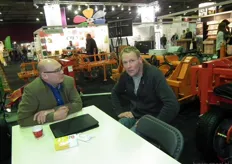 Menno Looman (links) van Struik Wieringermeer in gesprek met biologische akkerbouwer Jan Bokdam. Hij werkt al met diverse machines van Struik.