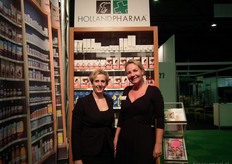 "Hilde Jager en Carla van der Voorn van Holland Pharma. Carla: "We bieden nu de oplossing voor winkeliers die geen webshop willen. Klanten kunnen in onze webshop bestellingen plaatsen die ze vervolgens in de winkel af kunnen halen. Zo hebben deze winkeliers indirect toch de beschikking over een online shop."