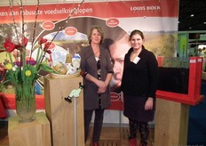 Anke Lambooy en Cynthia Verwer van Louis Bolk Instituut illustreerden onder meer hoe bepaalde rassen wortelen. Dit werd getoond met biologische raaigras in de bak achter Cynthia.