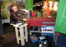 Onne de Hoop laat in de stand van PPO Praktijkonderzoek Plant & Omgeving (Wageningen UR) zien hoe bezoekers al zittend achter de tractor hun mening kunnen geven over diverse stellingen over biologische landbouw.