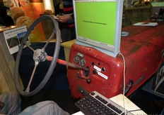 Door het stuur links- of rechtsom te draaien kon men een antwoord invoeren.