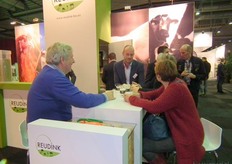Wilfred Jonkman (midden) van Reudink in gesprek met wat nieuwe klanten. Bij Piet Bongels (links) uit Zeeland (Noord-Brabant) zit de eerste lading voer van Reudink momenteel in de silo's.