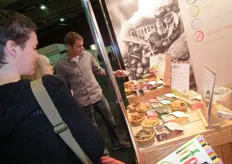 Hans Ruijs laat een nieuw product van Lifefood Holland zien.