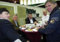 Druk in gesprek bij EKO Holland: Thomas Plakké, Siebe van de Geijn, René Cruijssen, Pieter Boons en Bert Mentink.