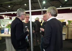 Theo Jacobs, Casper Kromkamp en Paul Soeterbroek van de Biowinkelvereniging in gesprek met Bavo van den Idsert (links).