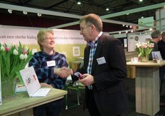 Maria Buitenkamp geeft Bart Boon van Eco Fields uitleg over wat het Biohuis voor hem kan betekenen.