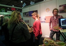 Karin Wanders van vertelt over de biologische geitenkazen van Boerderij Saanenhof.