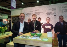 "Christoffel den Herder en Jos van Hamont van DLV Plant. Christoffel: "De mensen reageren erg positief, we hebben een leuke aanloop. Zo'n 6 tot 8 reguliere akkerbouwers hebben al interesse getoond in omschakeling naar de biologische werkwijze."