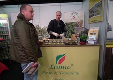 "Hester Groenen van Extract BV liet bezoekers proeven van de biologische pesto's en tapenades van Lisimo. "We zijn zo'n twintig jaar geleden begonnen met het produceren van deze producten op basis van verse kruiden. En sinds kort zijn we Skal-gecertificeerd en bieden we dus ook een biologische variant aan."