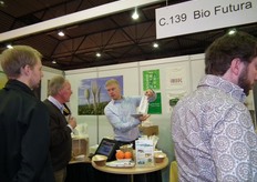 Wouter Moekotte vertelt Koos Bakker van Estafette Odin over de duurzame verpakkingsoplossingen die Bio Futura aanbiedt.