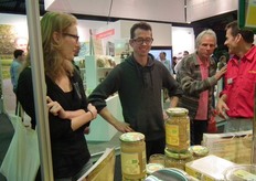 Haico Laeven van EkoPlaza Eindhoven bekijkt de producten van imkerij de Traay.