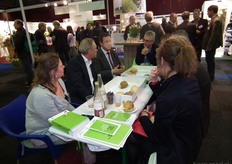 IFOAM-directeur Marco Schlüter (derde van links) was donderdag aanwezig op de BioVak. Hier geniet hij van een lunch in de stand van Bionext.
