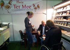 Jolanda en Hans Dubbelaar in gesprek in de stand van 't Huis Ter Mee uit Oost-Kapelle.