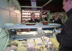 Liesbeth Laenen laat een bezoeker proeven van een door 't Huis Ter Mee geproduceerde frikandel.