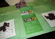 RIKILT checkt of producten wel echt biologisch zijn. Bezoekers van de stand mochten zelf ook de proef op de som nemen met chocolade.