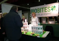 Simone van der Heide (rechts) van Biobites geeft aan dat de mensen verbaasd zijn dat zo'n puur product zonder toevoegingen zo smaakvol kan zijn.