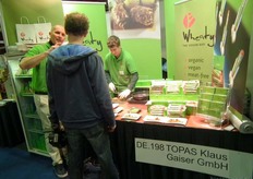 Peter Kirwel en Samuel de Mücke presenteerden de vegetarische biologische producten van TOPAS Klaus Gaiser op de beurs.