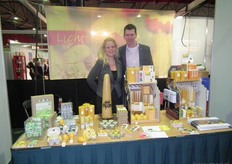 Marleen en Erik Saal met kaarsen van 100% bijenwas van Dipam.