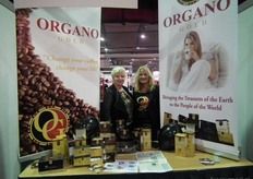 "Frea de Vente en Manon Waaijerink met de koffie en thee van Organo Gold. "We organiseren ook proeverijen, de producten zijn niet bio-gecertificeerd", aldus Manon."