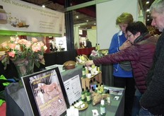 Judith Achterduijst (blauw vest) van Paardenmelkerij Achterduijst geeft uitleg over de natuurlijke verzorgingsproducten.