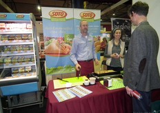 Martin Hasselmann en Maria Griesse van het Duitse bedrijf Soto laten bezoekers proeven van biologische en vegetarische hapjes.