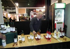"Frans Erdmann van BioSpirits BV presenteerde op de BioVak diverse alcoholische dranken. "Speciaal voor de natuurvoedingswinkeliers hebben we ervoor gezorgd dat deze dranken een maximaal alcoholpercentage van 15% bevatten."
