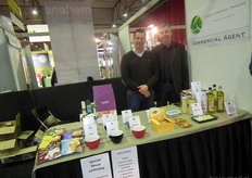 Johan Troost (links) heeft onlangs Ithaka Organic Trading opgericht. Hij zet zich in om in het buitenland geproduceerde biologische producten in Nederland te vermarkten. Hij komt ook graag in contact met biologische ondernemers die hun producten in het buitenland willen afzetten. Naast Johan staat Diego Garcia van de firma Jules Brochenin. Zijn producten worden door Ithaka Organic Trading in Nederland vermarkt.