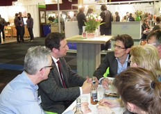 Ook Bas Eickhout, lijsttrekker voor GroenLinks voor de komende verkiezingen voor Europa, sloot in de loop van de middag aan bij het gesprek in de Bionext-stand.