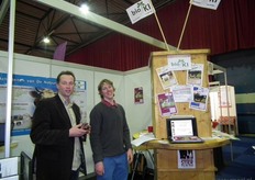 Wytze Nauta van bio-KI samen met biologische melkveehouder Corneel van Rijn.